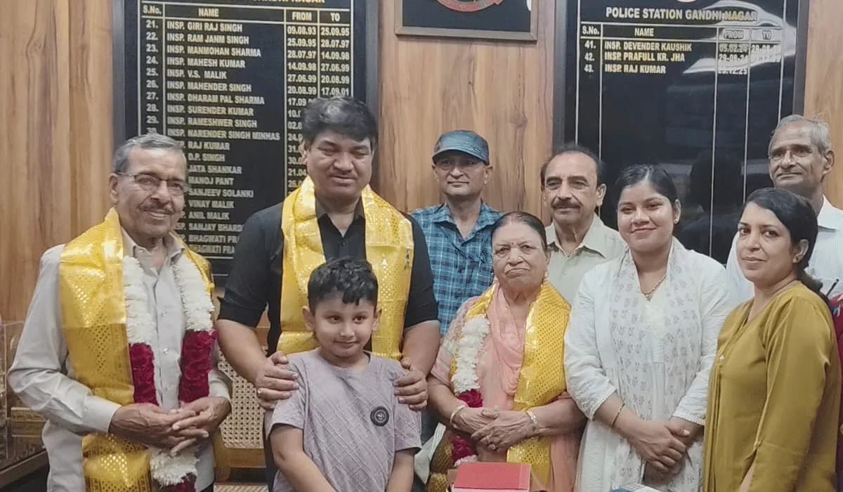 गांधीनगर थाने में मनाई गई वरिष्ठ नागरिक दंपत्ति की 50वीं शादी की सालगिरह, SHO राज कुमार ने दी शुभकामनाएं